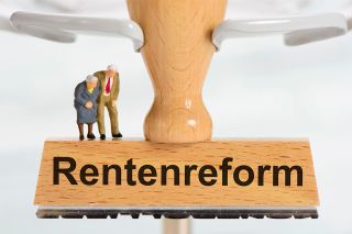 © Wolfilser - stock.adobe.com Foto: Stempel mit Aufschrift Rentenreform